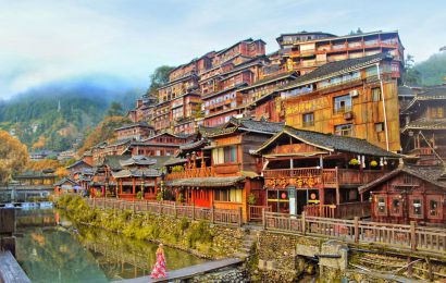 KHÁM PHÁ TRUNG HOA: QUÝ DƯƠNG – LỆ BA – TÂY GIANG – GIANG KHẨU  – TIỂU THẤT KHỐNG – THIÊN HỘ MIÊU TRẠI – NÚI PHẠM TỊNH SƠN – THÀNH CỔ TRẤN VIỄN – HOÀNG QUẢ THỤ